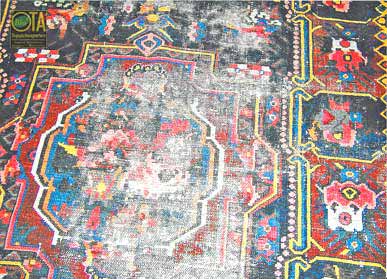 Abgetrete Stellen an einem alten Kaukasus brauchen eine Teppichrestauration und Retuschieren