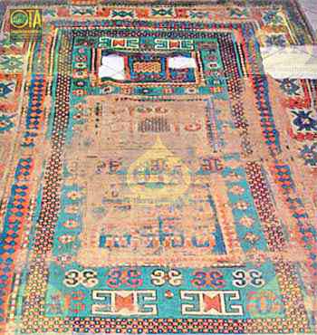 Antiker Kazak mit Löchern vor Teppich-Restaurierung