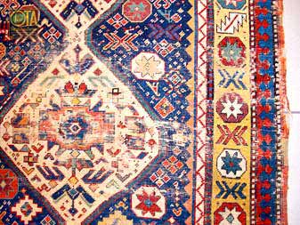Alter Perser vor einer Teppichwäsche