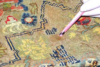 Antiker Teppich aus China mit Flecken wird bei uns behandelt
