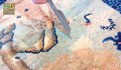 Schlecht ausgeführte Reparatur bei antikem China Teppich wird bei uns korrigiert
