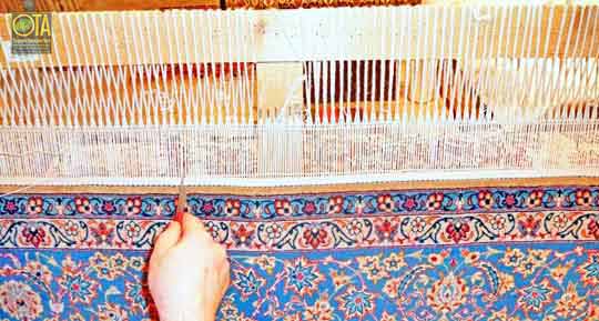 Teppichreparatur der Fransen bei einem feinen Isfahan Teppich